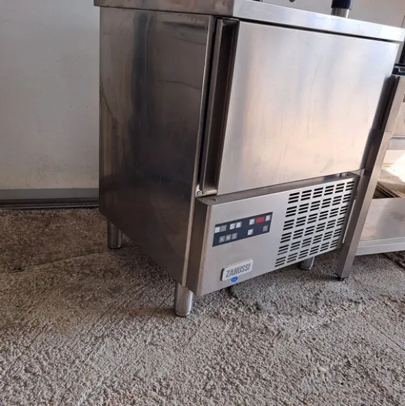 1#8391 Abbattitore Zanussi 5 teglie