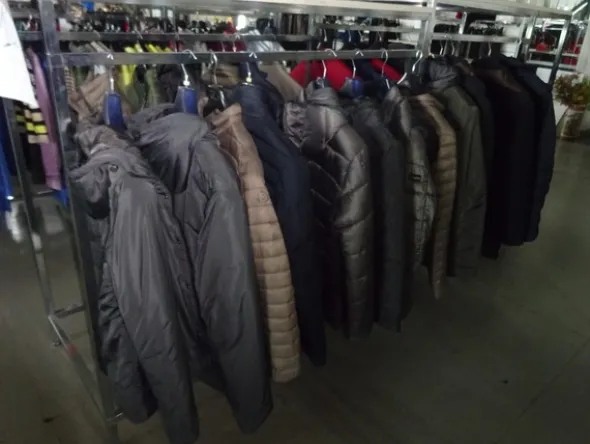 5#5425 Abbigliamento e arredi da negozio