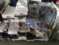 5#5425 Abbigliamento e arredi da negozio