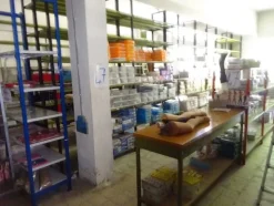 5#5425 Abbigliamento e arredi da negozio