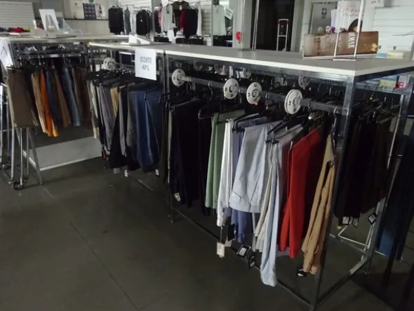 5#5425 Abbigliamento e arredi da negozio