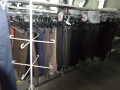 5#5425 Abbigliamento e arredi da negozio
