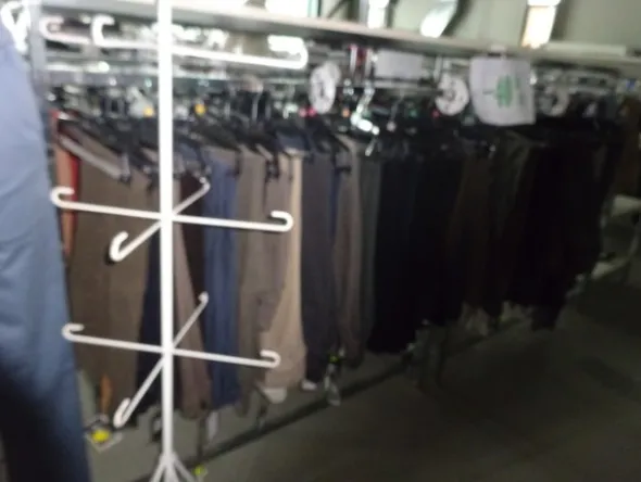 5#5425 Abbigliamento e arredi da negozio