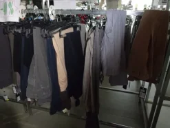 5#5425 Abbigliamento e arredi da negozio