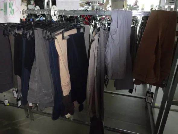 5#5425 Abbigliamento e arredi da negozio
