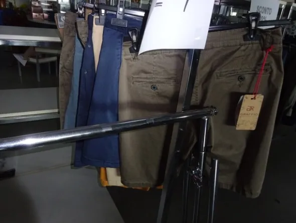 5#5425 Abbigliamento e arredi da negozio