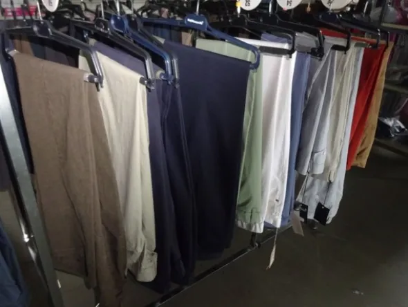 5#5425 Abbigliamento e arredi da negozio