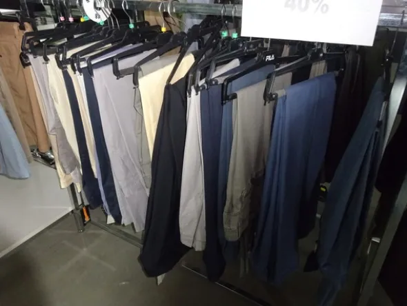 5#5425 Abbigliamento e arredi da negozio