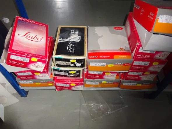 5#5425 Abbigliamento e arredi da negozio