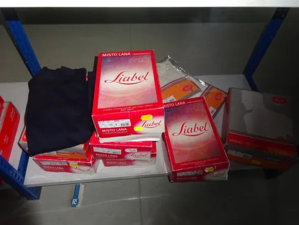 5#5425 Abbigliamento e arredi da negozio