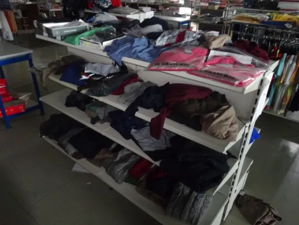 5#5425 Abbigliamento e arredi da negozio