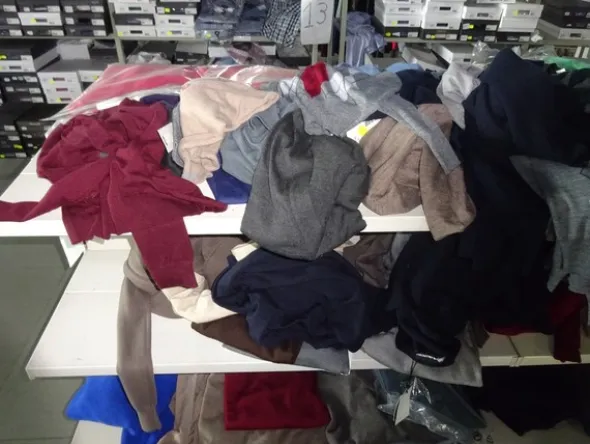 5#5425 Abbigliamento e arredi da negozio