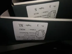 5#5425 Abbigliamento e arredi da negozio