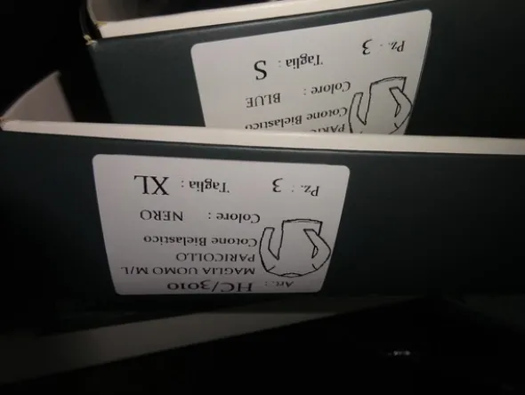 5#5425 Abbigliamento e arredi da negozio