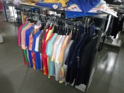 5#5425 Abbigliamento e arredi da negozio