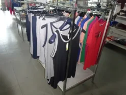 5#5425 Abbigliamento e arredi da negozio