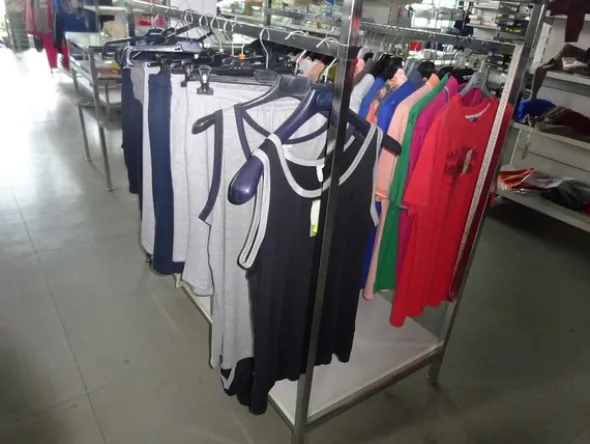 5#5425 Abbigliamento e arredi da negozio