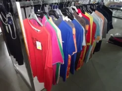 5#5425 Abbigliamento e arredi da negozio