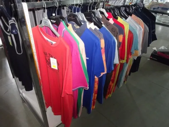 5#5425 Abbigliamento e arredi da negozio