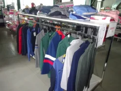 5#5425 Abbigliamento e arredi da negozio