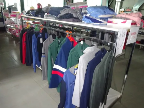 5#5425 Abbigliamento e arredi da negozio