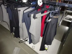 5#5425 Abbigliamento e arredi da negozio