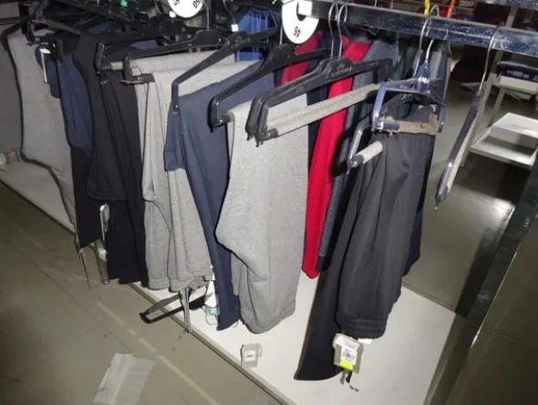 5#5425 Abbigliamento e arredi da negozio