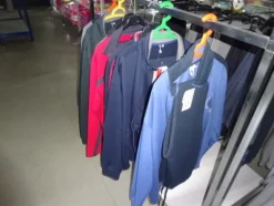 5#5425 Abbigliamento e arredi da negozio