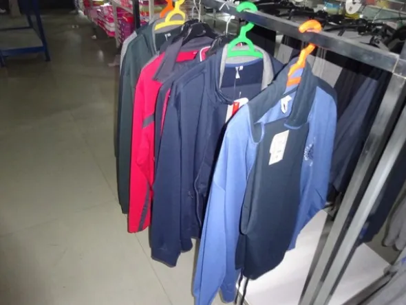 5#5425 Abbigliamento e arredi da negozio