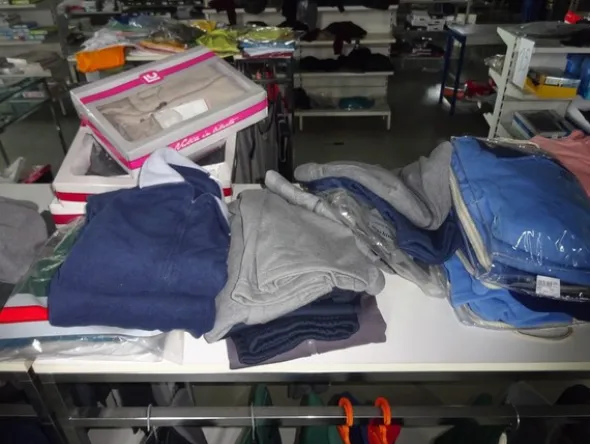 5#5425 Abbigliamento e arredi da negozio