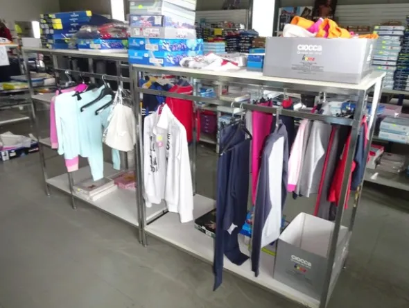5#5425 Abbigliamento e arredi da negozio
