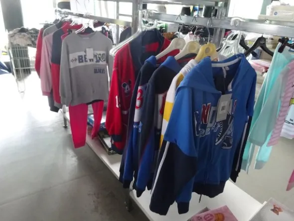 5#5425 Abbigliamento e arredi da negozio