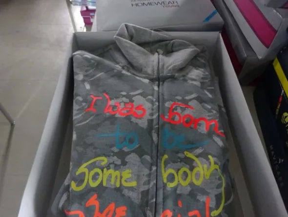 5#5425 Abbigliamento e arredi da negozio