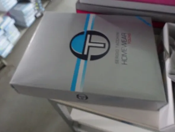 5#5425 Abbigliamento e arredi da negozio