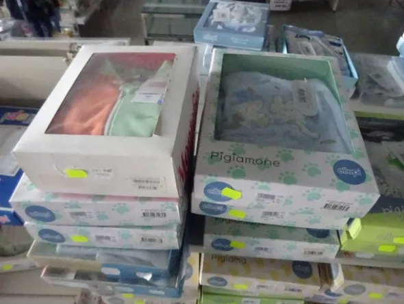5#5425 Abbigliamento e arredi da negozio