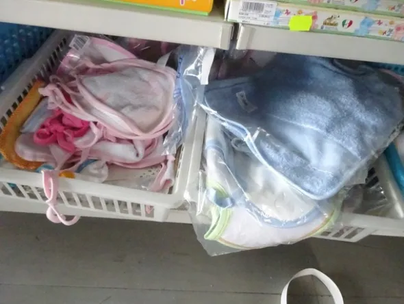 5#5425 Abbigliamento e arredi da negozio