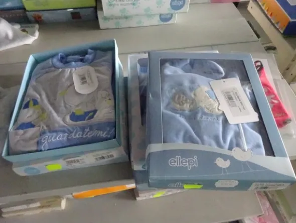 5#5425 Abbigliamento e arredi da negozio