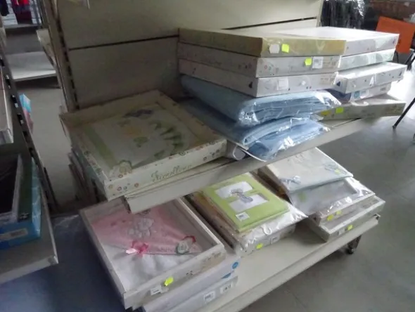 5#5425 Abbigliamento e arredi da negozio