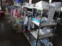 5#5425 Abbigliamento e arredi da negozio