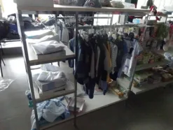5#5425 Abbigliamento e arredi da negozio