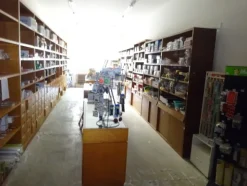 5#5425 Abbigliamento e arredi da negozio