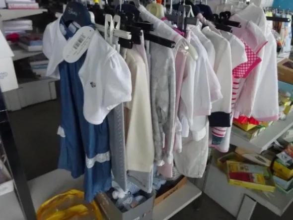 5#5425 Abbigliamento e arredi da negozio