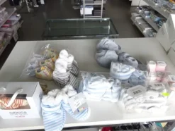 5#5425 Abbigliamento e arredi da negozio