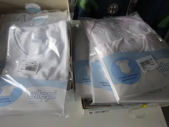 5#5425 Abbigliamento e arredi da negozio