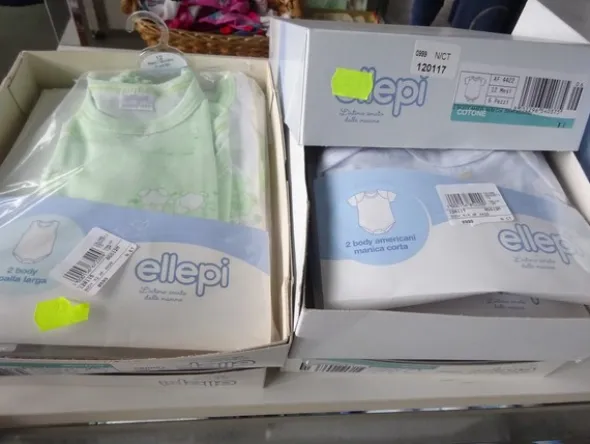 5#5425 Abbigliamento e arredi da negozio