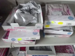 5#5425 Abbigliamento e arredi da negozio