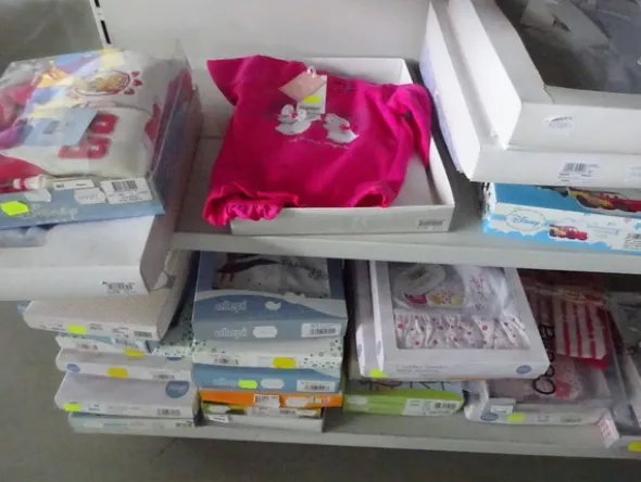 5#5425 Abbigliamento e arredi da negozio