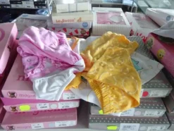 5#5425 Abbigliamento e arredi da negozio