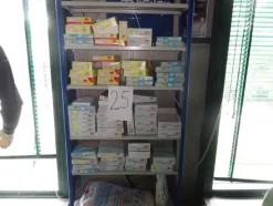 5#5425 Abbigliamento e arredi da negozio