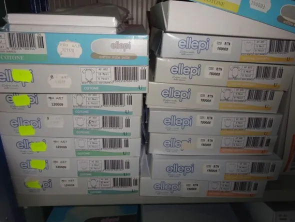 5#5425 Abbigliamento e arredi da negozio